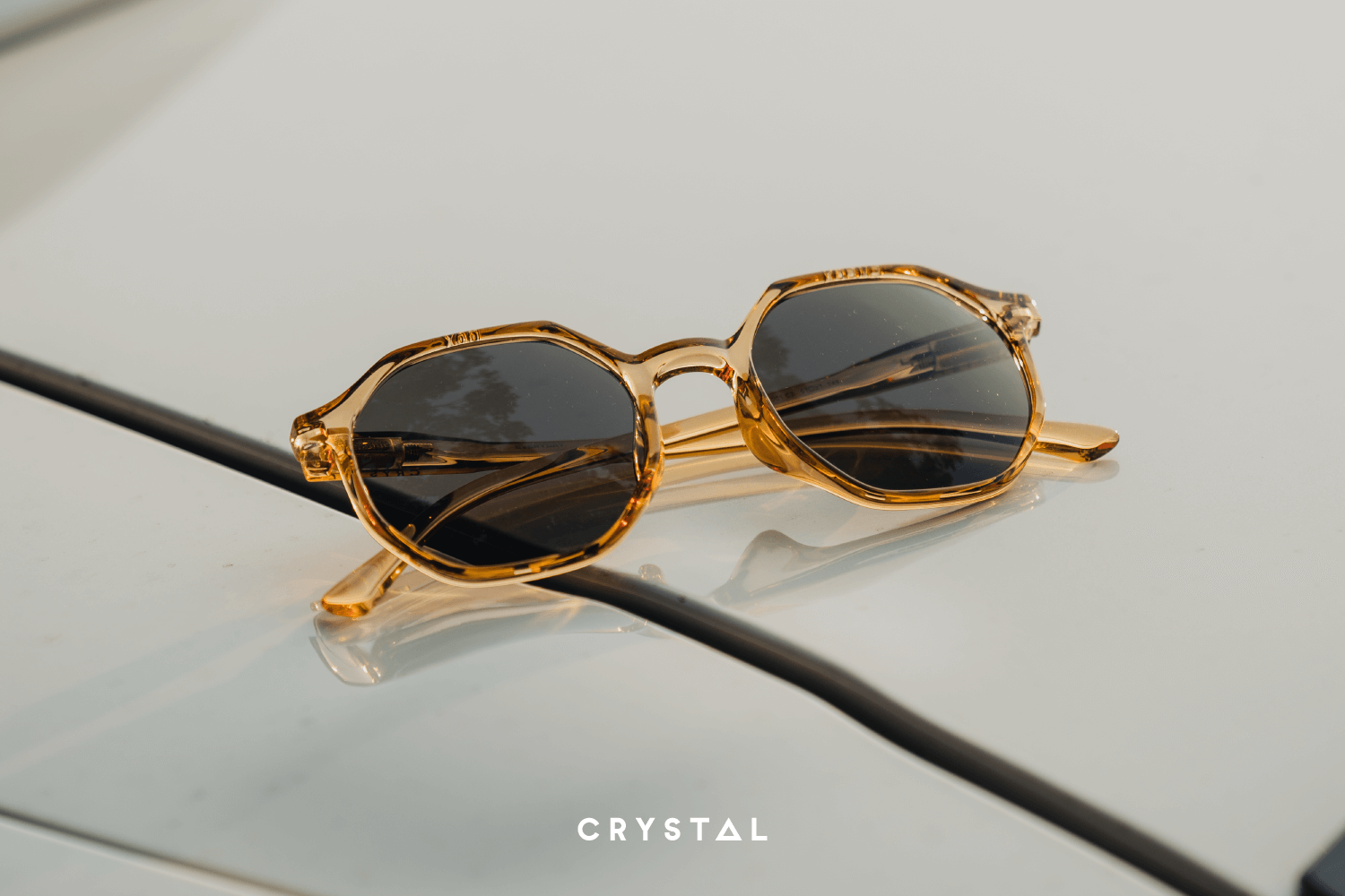 偏光太陽眼鏡，能讓行車更安全、駕車更輕鬆，一副好的開車太陽眼鏡，除了讓眼睛更舒適、不易疲勞，更提升視覺感受、駕駛出遊樂趣。